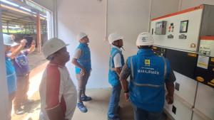 Manager-PLN-UP3-Mempawah-Abdul-Azis-P-kedua-dari-kanan-bersama-Masinis.jpg