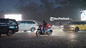 Masyarakat-tampak-sedang-melintasi-jalan-saat-hujan-5.jpgMasyarakat-tampak-sedang-melintasi-jalan-saat-hujan-4.jpgMasyarakat-tampak-sedang-melintasi-jalan-saat-hujan-3.jpgMasyarakat-tampak-sedang-melintasi-jalan-saat-hujan-2.jpgMasyarakat-tampak-sedang-melintasi-jalan-saat-hujan-1.jpg
