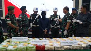 Mayjen-TNI-Jamalulael-mengungkap-modus-baru-penyelundupan-di-Entikong-Sanggau.jpg