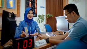 Melayani-Karyawati-Bank-Kalbar-melayani-nasabah.jpg