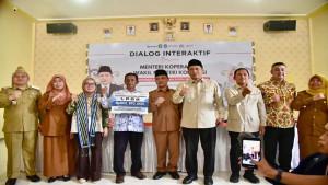 Menteri-Koperasi-dan-UKM-Ferry-Juliantono-mengunjungi-Koperasi-Desa-Merah-Putih.jpg