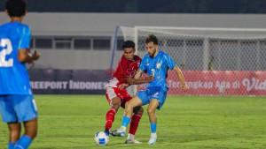 Muhammad-Ferarri-kiri-sedang-berebut-bola-dengan-Suhail-Ahmad-Bhat11.jpg