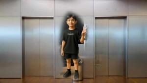 Naik-lift-bersamaan-dua-orang.jpg