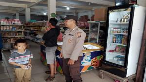 Patroli-dilakukan-oleh-anggota-Polsek-Kuala-Behe-Aiptu-F-Akbar-bersama-Bripka.jpg