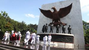 Pelajar-dan-warga-melihat-monumen-Pancasila-Sakti-Lubang-Buaya11.jpg