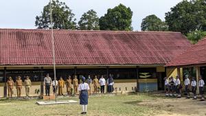 Pelaksanaan-upacara-bendera-oleh-SMPN-6-Jelimpo-Desa-Pawis-Hilir.jpg