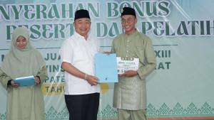 Pemerintah-Kabupaten-Ketapang-memberikan-bonus-penghargaan.jpg