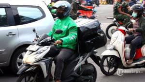 Pengendara-ojek-online-ojol-mengatarkan-barang11.jpg