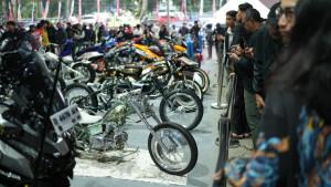 Pengunjung-menyaksikan-modifikasi-sepeda-motor.jpg