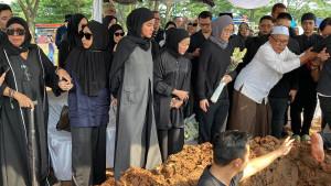 Penyebab-Ibunda-Olla-RamlanMeninggal-Dunia-Tangis-Pecah-hingga-Pingsan-di-Pemakaman.jpg