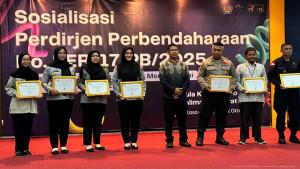Penyerahan-Piagam-Penghargaan-bagi-Satuan-Kerja-dengan.jpg