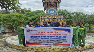 Penyerahan-bantuan-Program-CSR-perusahaan-ke-sekolah.jpg