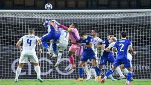 Perebutan-bola-dalam-laga-Persib-Bandung-di-penyisihan-grup-ACL11.jpg