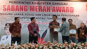 Perwakilan-manajemen-dari-PT-GKM-saat-menerima-penghargaan-di-Ajang-Sabang.jpg