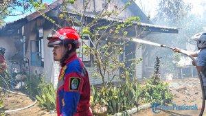 Petugas-damkar-saat-berupaya-memadamkan-api-di-salah-satu.jpg