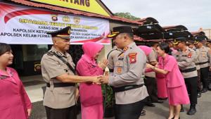 Polres-Sintang-menggelar-upacara-serah-terima-jabatan-234rewdf.jpg