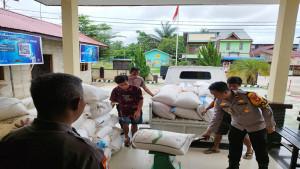 Polsek-Mempawah-Hulu-melaksanakan-kegiatan-pembelian-hasil-panen-jagung.jpg