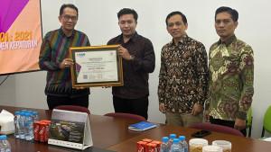 Prosesi-penyerahan-sertifikat-asli-ISO-373012021-tentang-Sistem-Manajemen.jpg