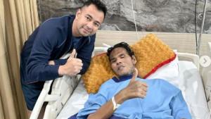 Raffi-Ahmad-menunjukkan-foto-dirinya-berdiri-di-samping-ranjang-tempat-Fahmi-Bo-berbaring.jpg
