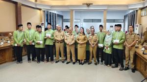 SERAHKAN-HADIAH-as-22092555.jpg