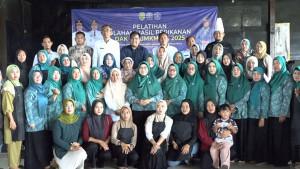 Sejumlah-perempuan-dari-kalangan-ibu-ibu-di-Desa-Temajuk-Kecamatan.jpg