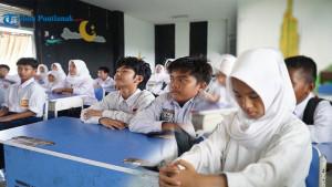 Siswa-SMP-Belajar-dalam-Kelas.jpg