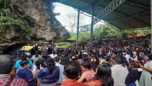 Suasana-ibadah-Misa-Penutupan-Bulan-Maria-di-Gua-Maria.jpg