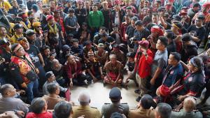 TOLAK-TRANSMIGRASI-KE-KALIMANTAN.jpg