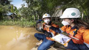 Tim-Health-Safety-and-Environment-HSE-PT-CMI-melakukan-pengecekan-air.jpg