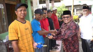 Wakil-Bupati-Sambas-Heroaldi-menyerahkan-secara-simbolis.jpg