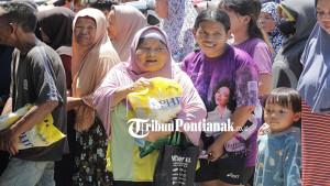 Warga-antre-dan-berebut-345rewf.jpg
