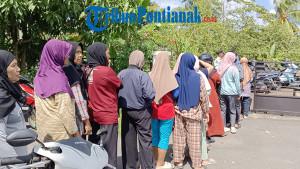 Warga-antri-saat-ingin-membeli-bahan-pangan-di-pasar-murah.jpg