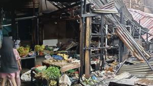 ati-menjelaskan-detik-detik-api-melahap-Pasar-Senggol-Alas.jpg