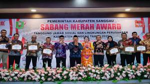 enyerahan-penghargaan-di-ajang-Sabang-Merah-Award.jpg