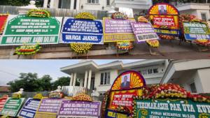 karangan-bunga-tampak-memenuhi-area-depan-rumah-Uya-Kuya.jpg