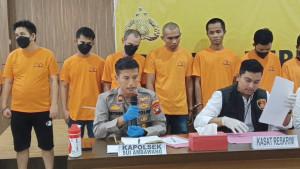 konferensi-pers-di-Polres-Kubu-Raya-pada-Senin-22-September.jpg