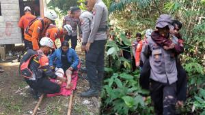 mengevakuasi-6-dari-7-pendaki-yang-tersesat.jpg