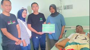 serahkan-santunan-ke-mitra-driver-yang-mengalami-pemukulan.jpg