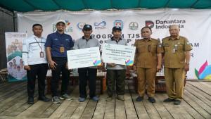 simbolis-menyerahkan-bantuan-kepada-anggota-kelompok-tani-di-KKR.jpg