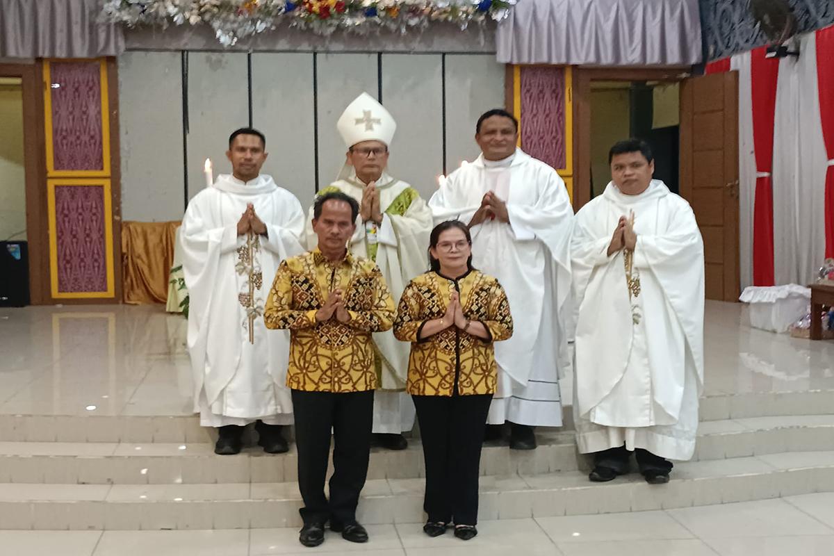 Setahun Wafat Ibunda, Bupati Sintang Gelar Misa Kenangan di Pendopo