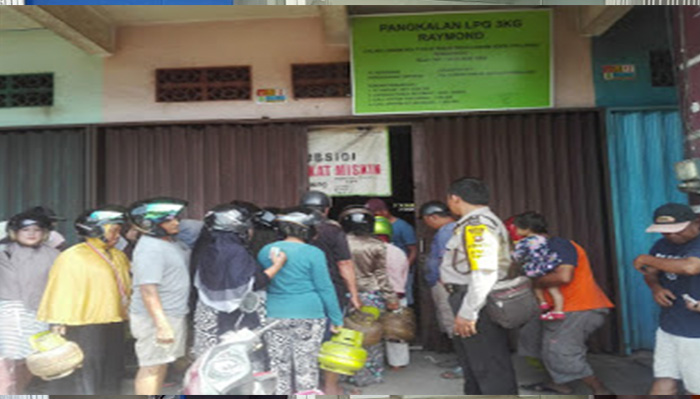 1antrian-di-pangkalan-gas-lpg-3-kg-di-kecamatan-pemangkat.jpg
