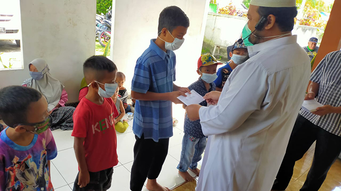 Berikan Bantuan, Politisi PAN Harap Anak-anak di Sambas Wajib Belajar Minimal 12 Tahun