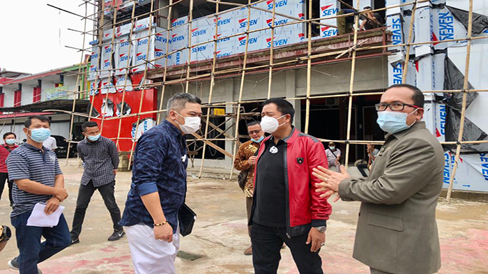 Lasarus Tinjau Perkembangan Renovasi Kantor DPD PDI Perjuangan Kalbar