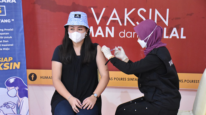 Jelang HUT Bhayangkara, Jajaran Polres Sintang Gencar Vaksinasi Massal