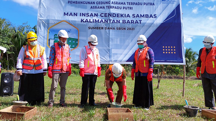 Satono Letak Batu Pertama Pembangunan Gedung Asrama MAN IC Sambas