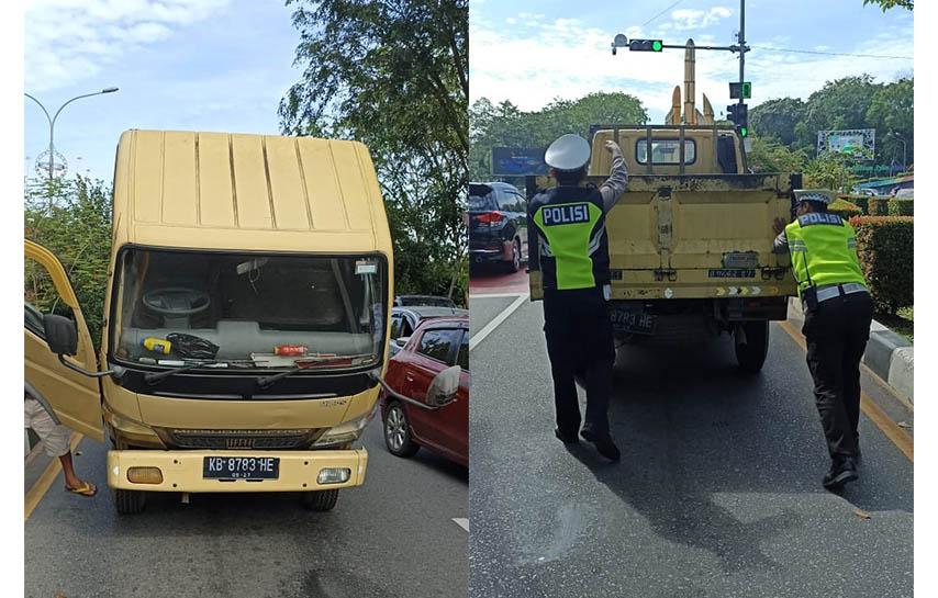Anggota Lantas Polresta Pontianak Bantu Dorong Mobil Mogok Agar Tak Menghambat Arus Lalu Lintas