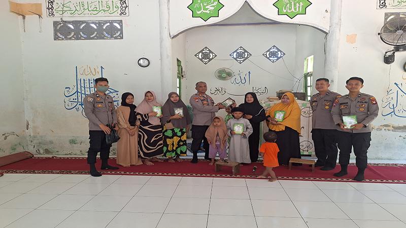 Gapai Berkah Ramadan, Satuan Binmas Polres Mempawah Salurkan Bantuan Sajadah dan Buku Iqro