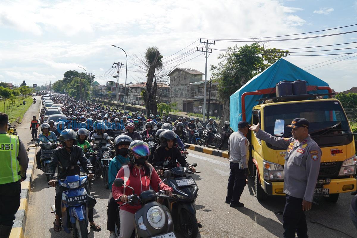 AN-Kondisi-macet-akibat-dari-truk-pengangkut-pasir.jpg