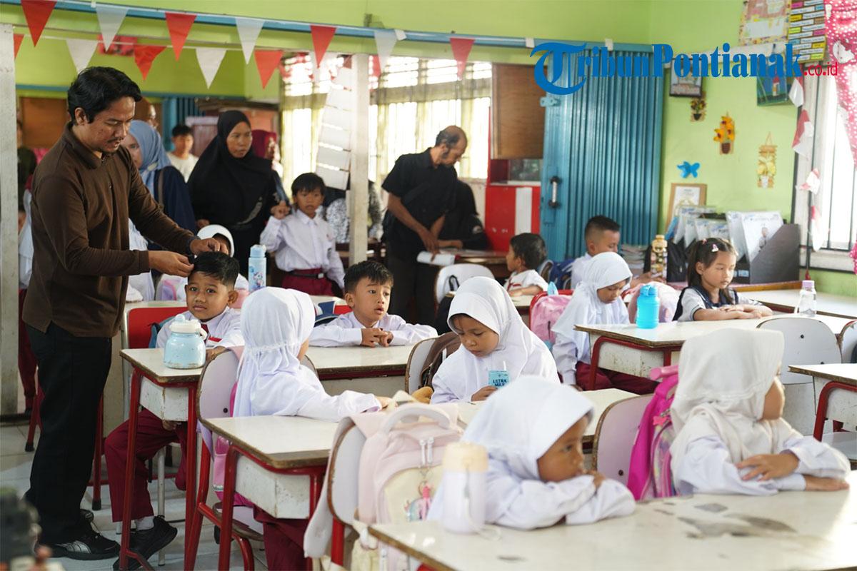 Berita Foto - Suasana Hari Pertama Masuk Sekolah di SDN 05 Pontianak Kota, Diwarnai Gerakan GAMAS - Tribunpontianak.co.id