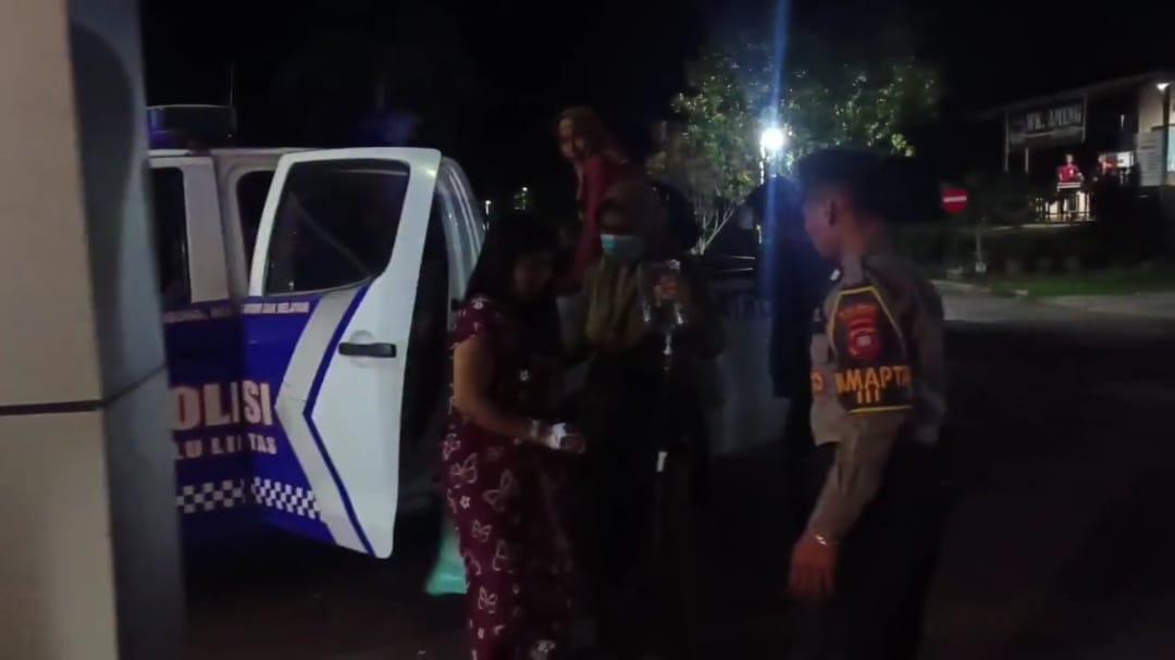 Mobil Patroli Polres Sekadau Antar Pasien Rujukan Persalinan ke RSUD Sekadau - Tribunpontianak.co.id